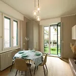 아파트 Stylish With Private Terrace & 2 Baths 밀라노